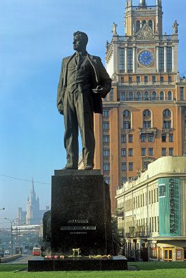 Памятник В. Маяковскому