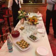 Фуршетный столик - встреча гостей на банкет, с оформлением цветочной композицией